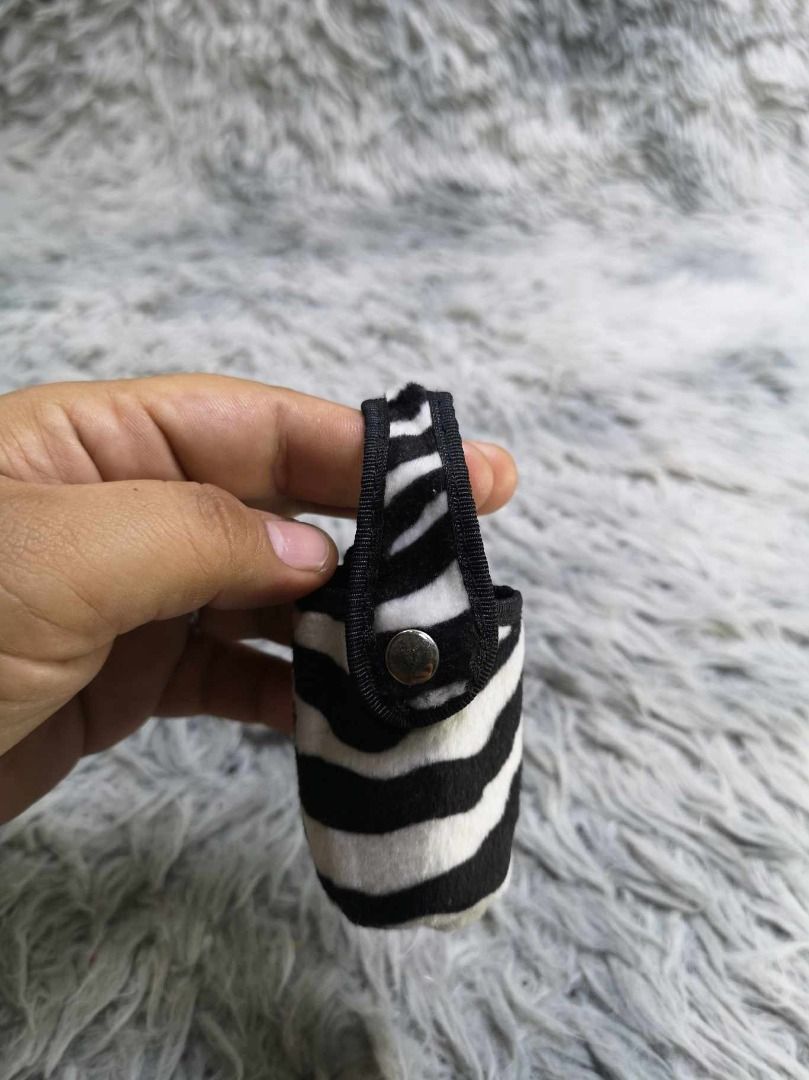 Small Zebra Print Mini Pouch With Snap Button (Category: Purses & Pouches) located in Santa Cruz. Submitted by jmy_surplus.2 (Listing ID 1462820914, Image 1). Description: Size ; L - 3 W - 2.4 Color ; White , Black Type ; Pouch Brand ; No brand Material ; Synthetic Style ; Zebra design Mini Pouch LR 129 JMY 3 Batch #223.