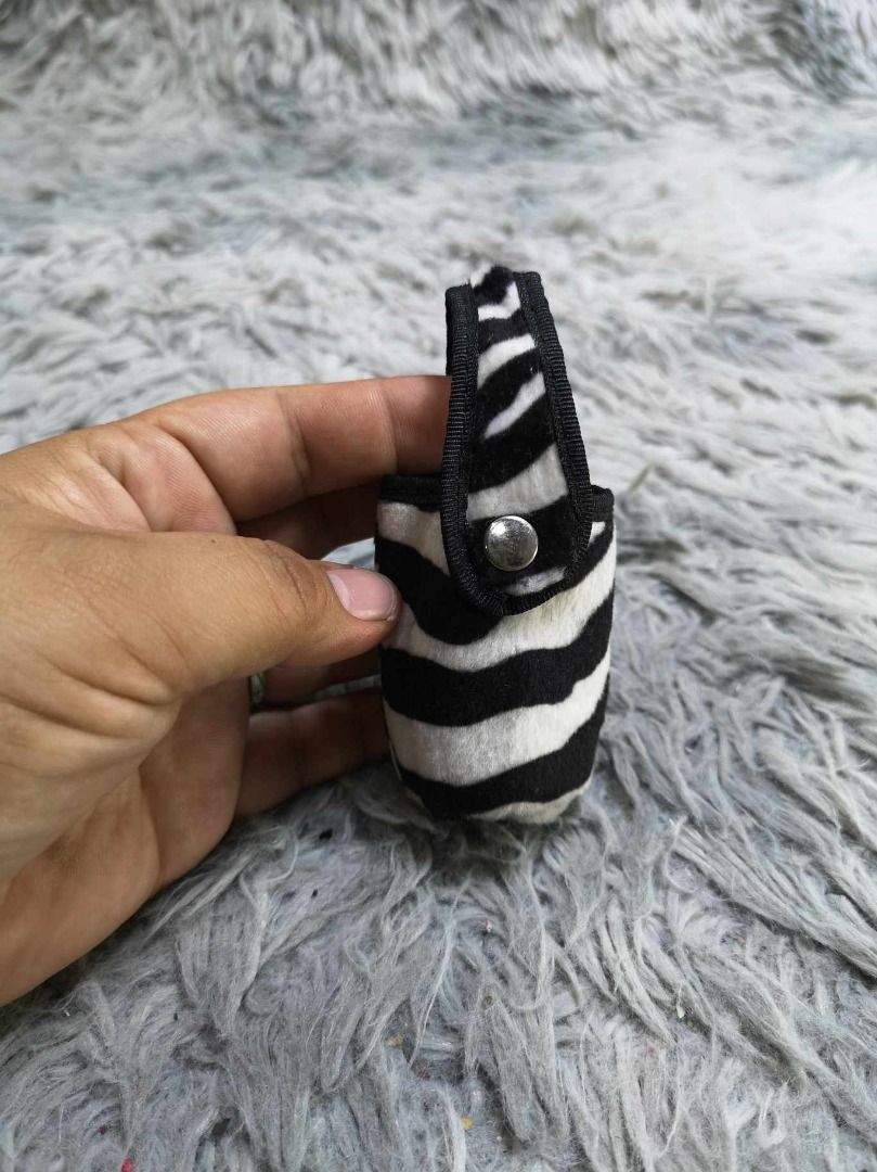 Small Zebra Print Mini Pouch With Snap Button (Category: Purses & Pouches) located in Santa Cruz. Submitted by jmy_surplus.2 (Listing ID 1462820914, Image 3). Description: Size ; L - 3 W - 2.4 Color ; White , Black Type ; Pouch Brand ; No brand Material ; Synthetic Style ; Zebra design Mini Pouch LR 129 JMY 3 Batch #223.