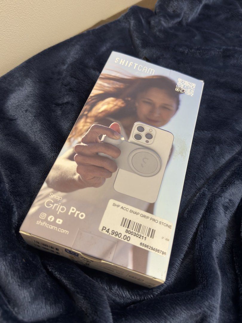 Snap Grip Pro – Magnetic Camera Grip & Batte (Category: Cameras) located in Manila. Submitted by nixten (Listing ID 1462742130, Image 2). Description: Snap Grip Pro – Magnetic Camera Grip & Battery Selling Price: ₱3,900 Selling my Snap Grip Pro in White 🤍 ✨ Magnetic snap-on camera grip & battery ✨ MagSafe compatible ✨ 20W USB-C PD ✨ 15W Qi2 Certified Wireless Charging ✨ Up to 50% charge in ~30 mins ✨ Perfect for content creators, vlogging, and t