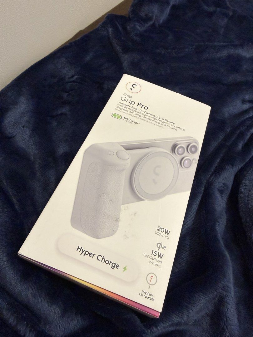 Snap Grip Pro – Magnetic Camera Grip & Batte (Category: Cameras) located in Manila. Submitted by nixten (Listing ID 1462742130, Image 1). Description: Snap Grip Pro – Magnetic Camera Grip & Battery Selling Price: ₱3,900 Selling my Snap Grip Pro in White 🤍 ✨ Magnetic snap-on camera grip & battery ✨ MagSafe compatible ✨ 20W USB-C PD ✨ 15W Qi2 Certified Wireless Charging ✨ Up to 50% charge in ~30 mins ✨ Perfect for content creators, vlogging, and t
