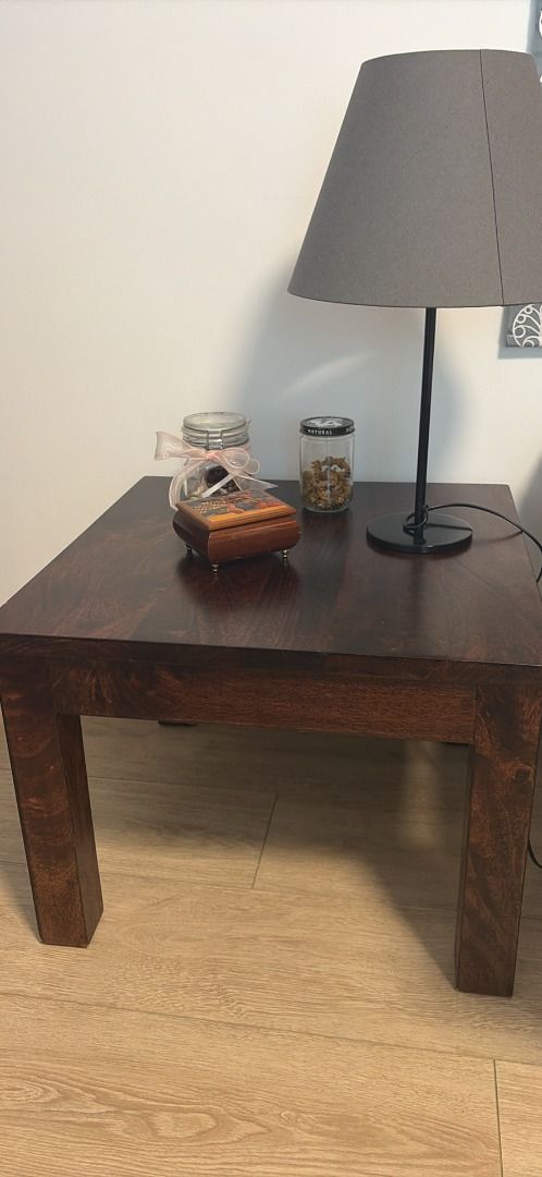 Solid Wood Side Table （分類：桌子）位於 Hong Kong。 由 royalturtle_5d713b 提交（商品編號 1462739457，圖片 1）。簡介： Dark wood side table. Square top with sturdy legs. Perfect for placing a lamp or decor. Small decorative box and jars on top are not included. Good condition, some minor signs of wear on the surface. Measures approximately 60cm x 60cm x 45cm.。