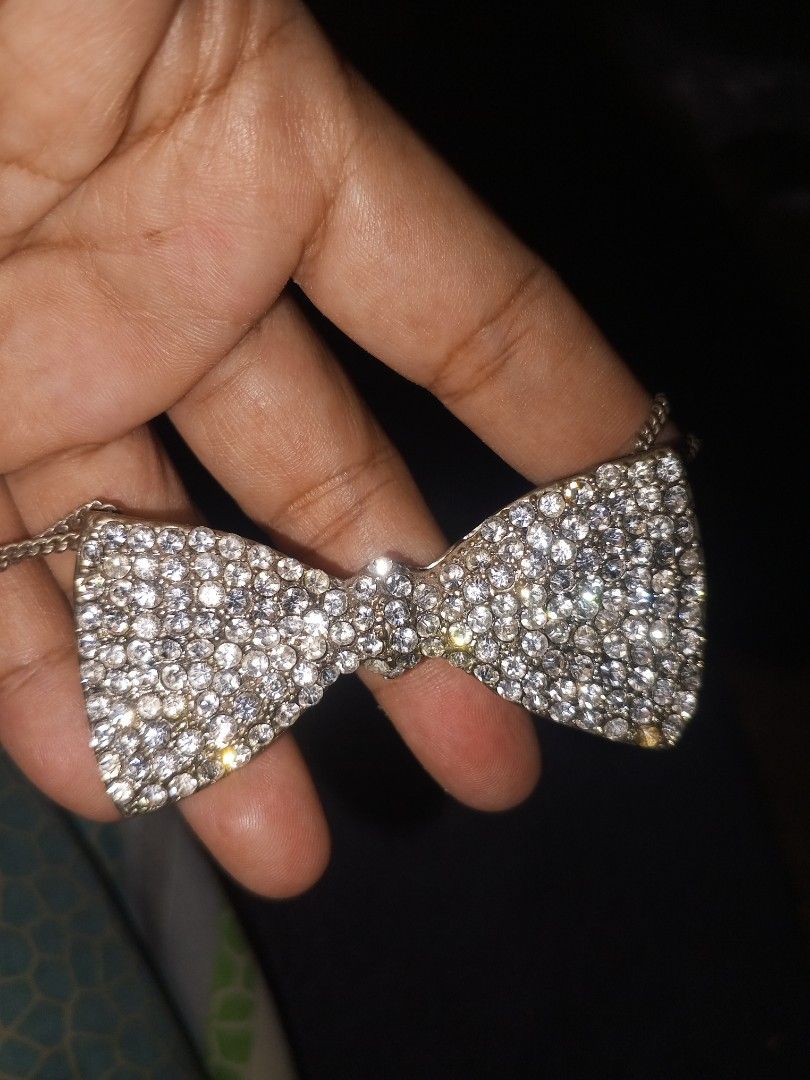 Sparkly Bowtie Pendant Necklace (Category: Necklaces) located in Magalang. Submitted by zeiansoria64090 (Listing ID 1462786513, Image 2). Description: - Super sparkly bowtie pendant covered in rhinestones. -japan accessories - Silver-toned chain. - Ideal accessory for parties or elevating any outfit. - Adds significant bling and glamour. - Chain length: Approximately X inches..