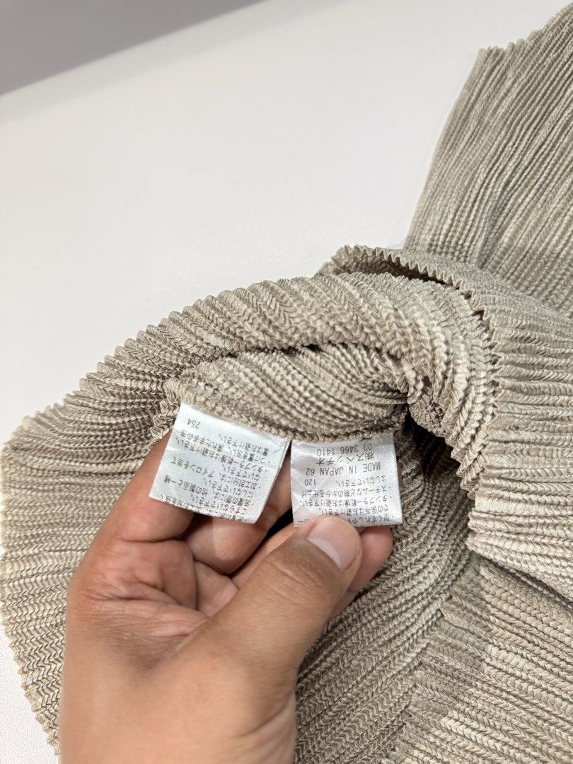 Specchio Pleats (Category: Activewear) located in Bulacan. Submitted by jomar_0705 (Listing ID 1462691181, Image 3). Description: Specchio Pleats.