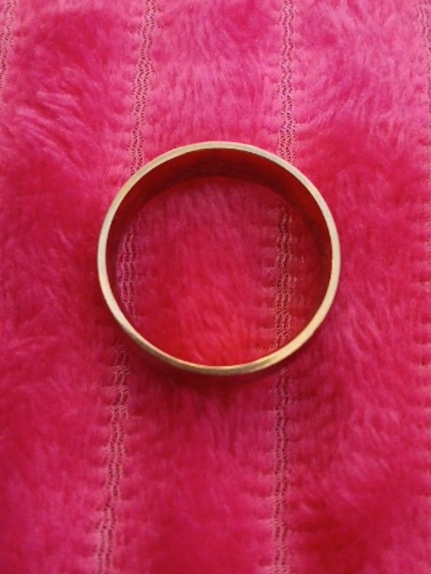 Spikes Titanium - Gold Tone (Category: Jewelry) located in Davao. Submitted by ferdipt (Listing ID 1462730048, Image 1). Description: A simple, polished gold-toned metal band ring.