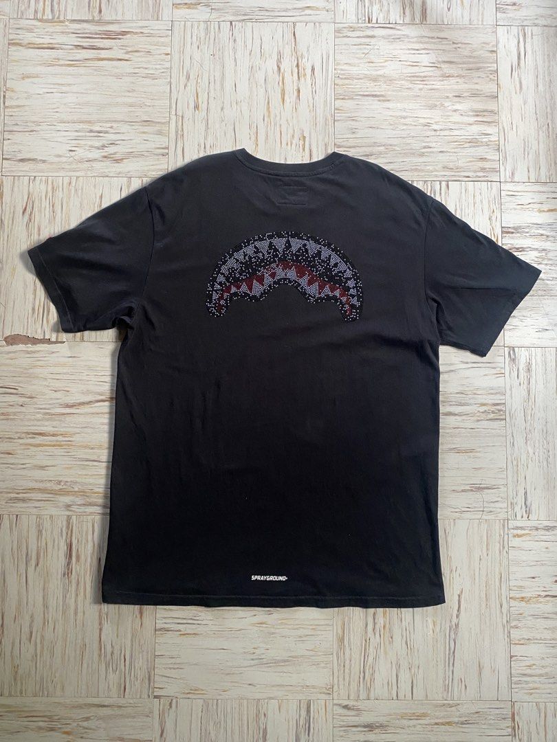 Sprayground Infinity Shark Black Tee XL (Category: Tshirts & Polo Shirts ) located in Balaoan. Submitted by jabez.finds (Listing ID 1462789413, Image 2). Description: Dimes: L - 31 inch W - 20 inch Authentic Sprayground tee ISSUE: Missing Rhinestones in front and back design 9/10 in great condition Price can be negotiable.