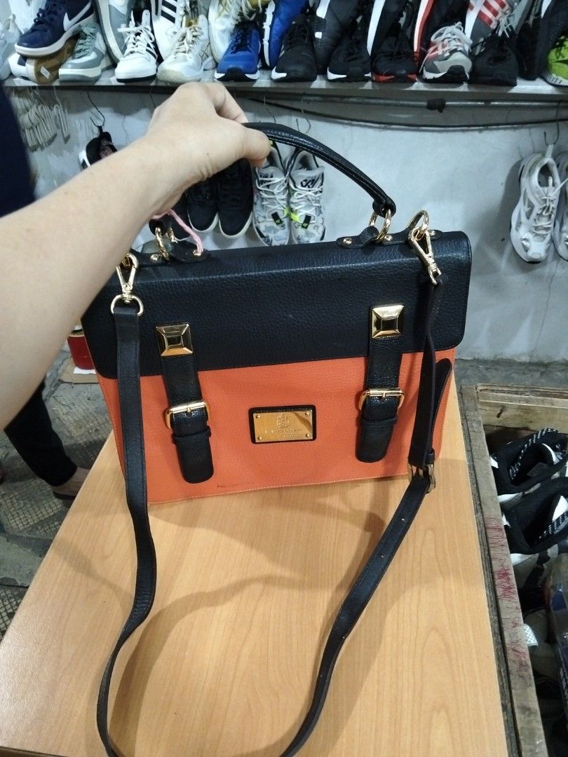 St Scott (Category: Cross-body Bags) located in El Salvador. Submitted by francheskaukayukay (Listing ID 1462769145, Image 1). Description: .