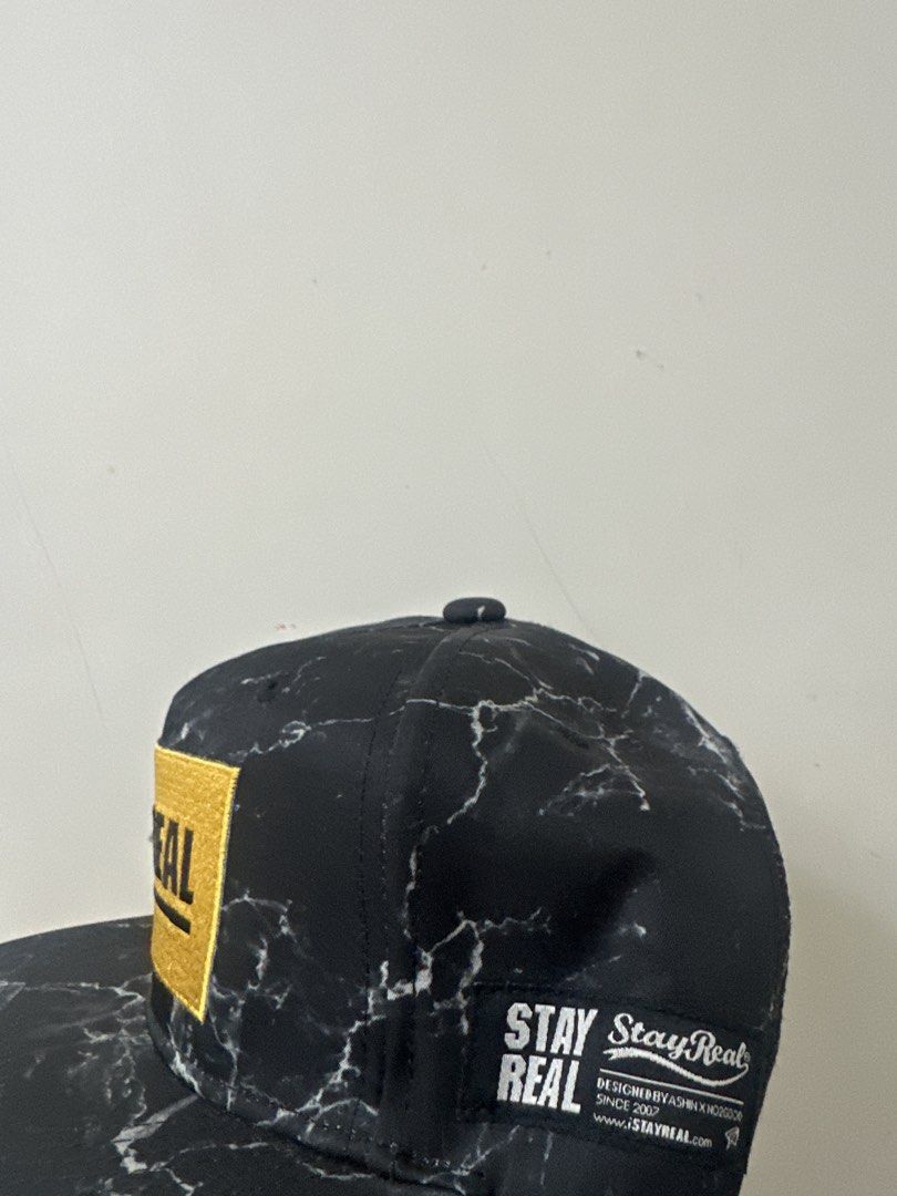 StayReal Black Marble Snapback Cap （分類：棒球帽、帽）位於 Hong Kong。 由 honang809 提交（商品編號 1462809904，圖片 2）。簡介： Black cap with a marble pattern. Features a yellow embroidered 'STAYREAL' patch on the front. Also has 'STAYREAL' branding on the side. Adjustable snapback closure. Great for casual wear.。