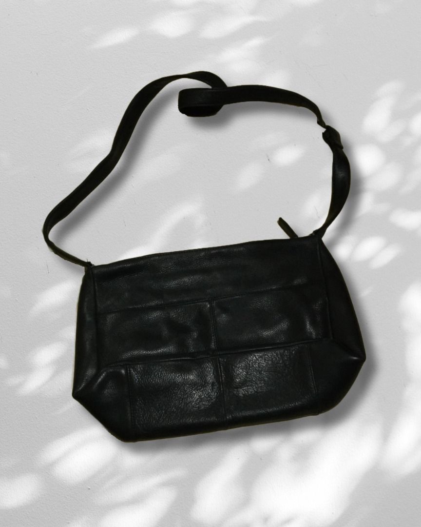 Stone Mountain Black Leather Crossbody Bag (Category: Sling Bags) located in Quezon City. Submitted by rygba (Listing ID 1462766366, Image 2). Description: 📌 Please manage your expectations 📌 Payment first before shipping of item 📌 Shipment will be available next day after purchase (might change on some conditions). 📌 Posted price is final, no lowballers Stone Mountain Sling Bag 💵 Price: ₱100 ⚠ Defects/Notes N/A 📱 MOP: GCash 🛵 Delivery: J&