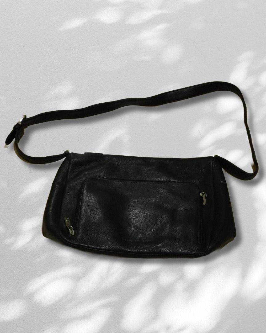 Stone Mountain Black Leather Crossbody Bag (Category: Sling Bags) located in Quezon City. Submitted by rygba (Listing ID 1462766366, Image 1). Description: 📌 Please manage your expectations 📌 Payment first before shipping of item 📌 Shipment will be available next day after purchase (might change on some conditions). 📌 Posted price is final, no lowballers Stone Mountain Sling Bag 💵 Price: ₱100 ⚠ Defects/Notes N/A 📱 MOP: GCash 🛵 Delivery: J&