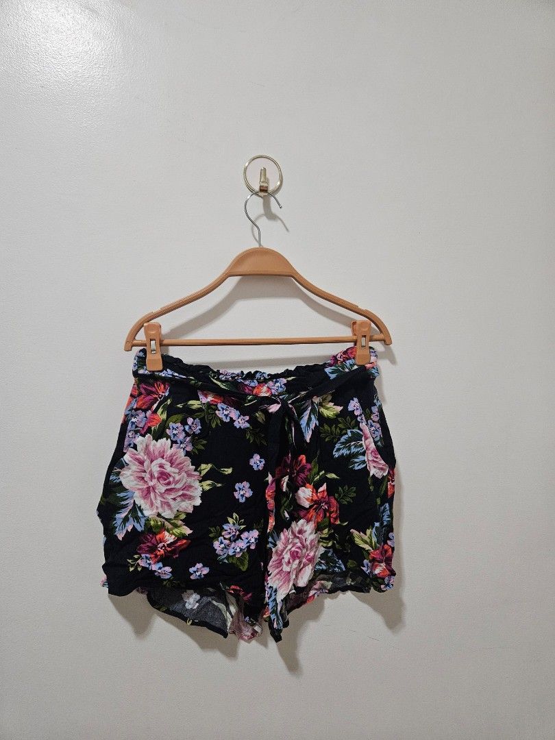 Stradivarius Floral Shorts (Category: Shorts) located in Makati City. Submitted by hellok08 (Listing ID 1462825237, Image 3). Description: Stradivarius Floral Shorts Large Lightly Used Approximate measurements, in inches: Waist - 14 Hips - 18 Length - 14.5 MOP: BPI/GCash/Unionbank Pick up in Makati via Grab or Lalamove c/o buyer.