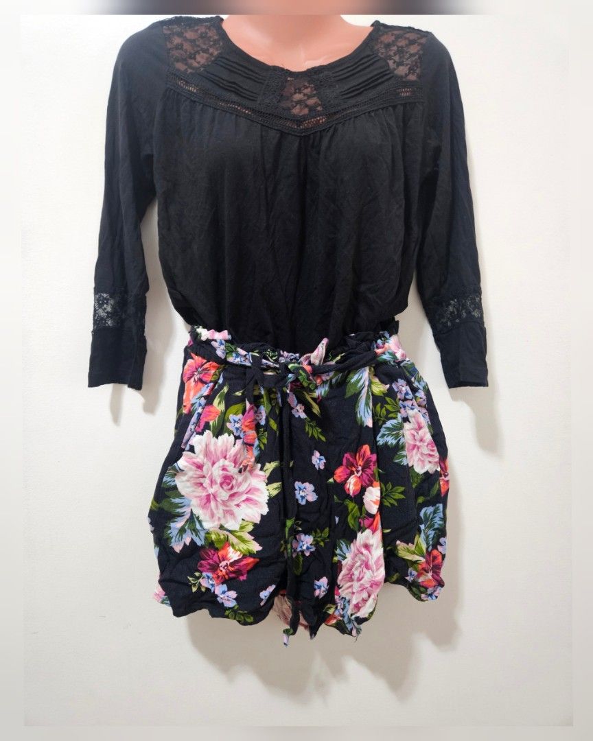 Stradivarius Floral Shorts (Category: Shorts) located in Makati City. Submitted by hellok08 (Listing ID 1462825237, Image 1). Description: Stradivarius Floral Shorts Large Lightly Used Approximate measurements, in inches: Waist - 14 Hips - 18 Length - 14.5 MOP: BPI/GCash/Unionbank Pick up in Makati via Grab or Lalamove c/o buyer.