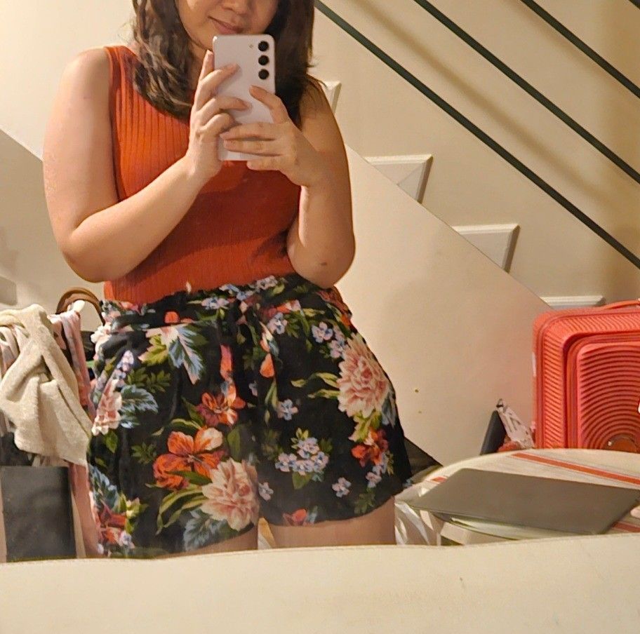 Stradivarius Floral Shorts (Category: Shorts) located in Makati City. Submitted by hellok08 (Listing ID 1462825237, Image 2). Description: Stradivarius Floral Shorts Large Lightly Used Approximate measurements, in inches: Waist - 14 Hips - 18 Length - 14.5 MOP: BPI/GCash/Unionbank Pick up in Makati via Grab or Lalamove c/o buyer.