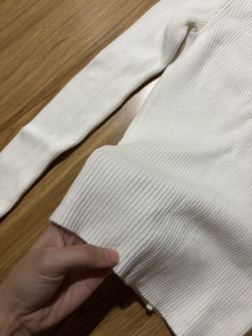 Stradivarius White Longsleeves Top (Category: Longsleeves) located in San Pedro. Submitted by nikkiabc.777 (Listing ID 1462845373, Image 3). Description: Stradivarius White Turtleneck Longsleeves Top - size small - thick fabric; soft - no flaws.
