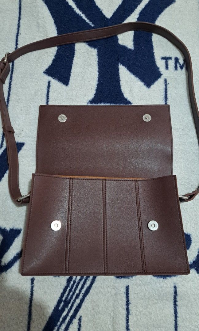 Straightforward (Category: Luxury Bags & Wallets) located in Baguio. Submitted by thriftfit17 (Listing ID 1462804506, Image 3). Description: straightforward shoulder bag almost new php 650 dm if interested 🤙.