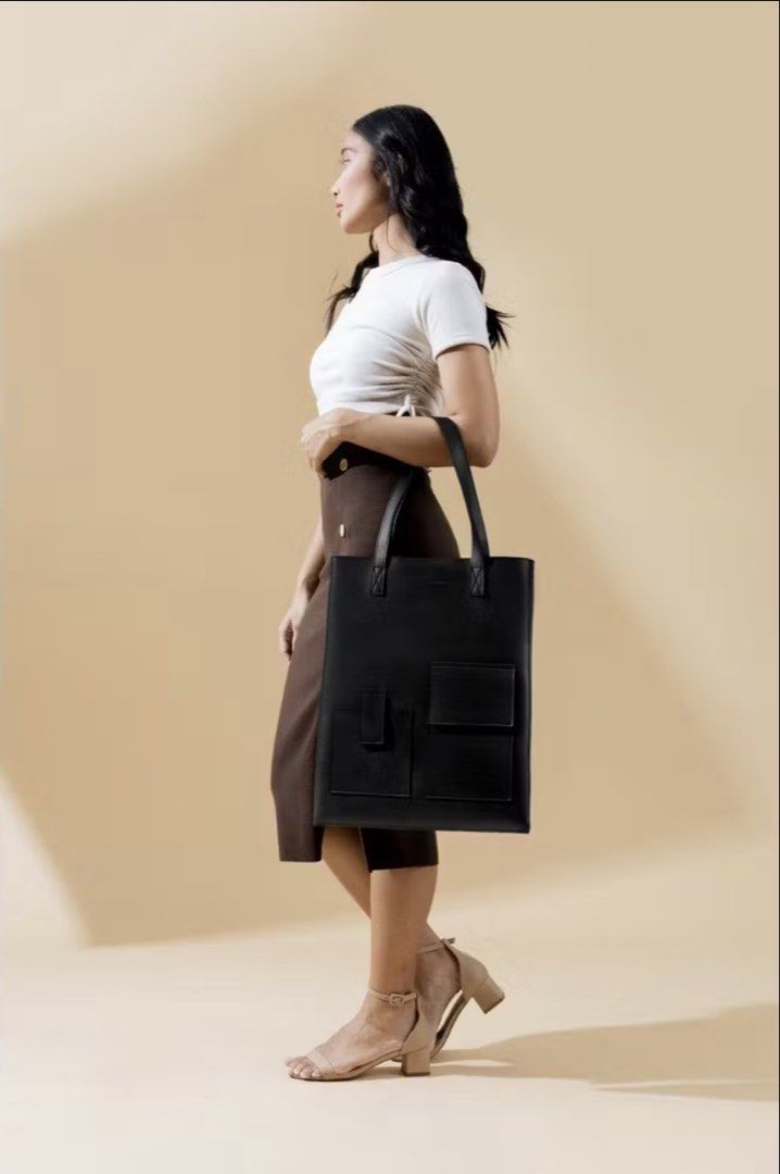 Straightforward DVL Penzi bag black (Category: Tote Bags) located in Makati City. Submitted by isobelacs (Listing ID 1462769622, Image 2). Description: Daily Vegan Leather (DVL) Snap Closure Matte Finish Has two pockets at the front fits alot of essentials Brand New - Never used Ideal for school or work .