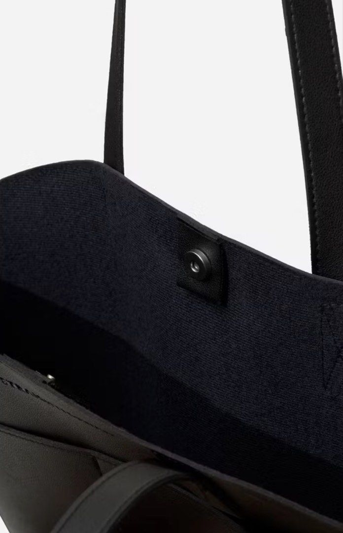 Straightforward DVL Penzi bag black (Category: Tote Bags) located in Makati City. Submitted by isobelacs (Listing ID 1462769622, Image 3). Description: Daily Vegan Leather (DVL) Snap Closure Matte Finish Has two pockets at the front fits alot of essentials Brand New - Never used Ideal for school or work .