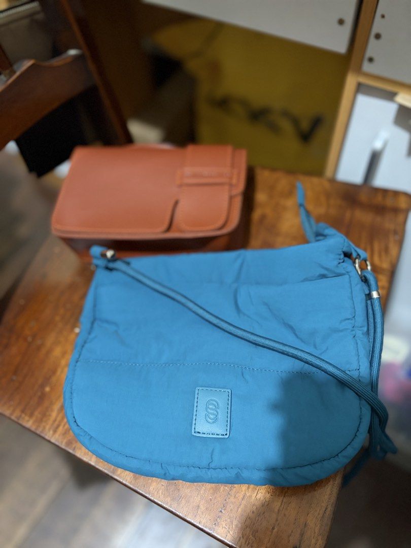 Straightforward sling bag (Category: Cross-body Bags) located in Quezon City. Submitted by smiskib1127 (Listing ID 1462782528, Image 1). Description: GOOD AS NEW ONCE NAGAMIT BUY FOR 2 GATEWAY MEET UP OR J&T SANE DAY DELIVERY .