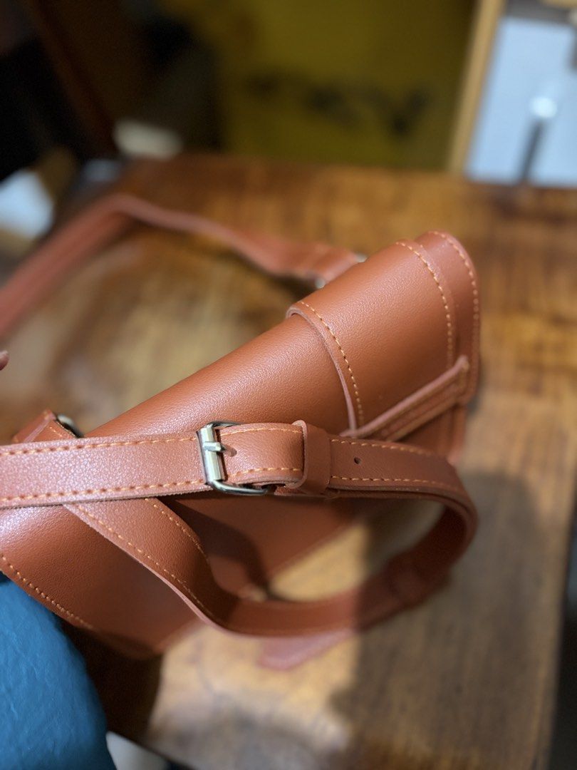 Straightforward sling bag (Category: Cross-body Bags) located in Quezon City. Submitted by smiskib1127 (Listing ID 1462782528, Image 3). Description: GOOD AS NEW ONCE NAGAMIT BUY FOR 2 GATEWAY MEET UP OR J&T SANE DAY DELIVERY .