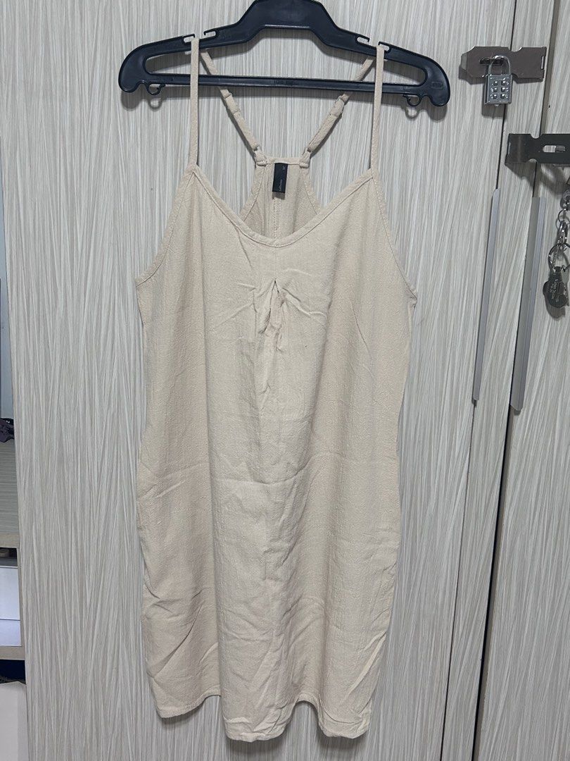 Summer Plain V neck dress (Category: Dresses) located in Manila. Submitted by juvy13 (Listing ID 1462770172, Image 1). Description: - Beige linen blend midi dress - Spaghetti straps with racerback detail - Flattering V-neckline with gathered bust - Convenient pockets - Super comfy and breathable fabric - Ideal for casual outings or layering - with side pocket .