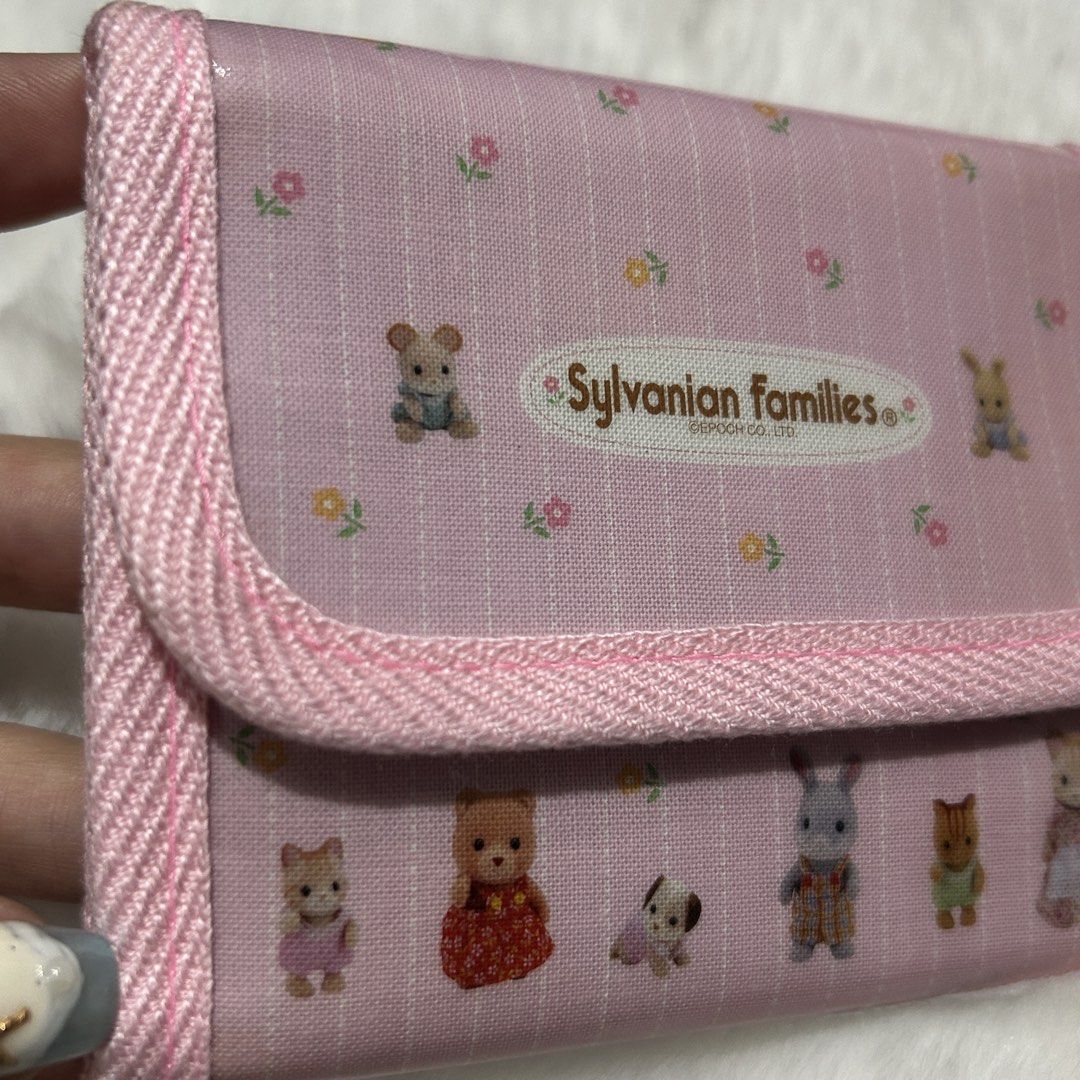 Sylvanian Families Pink Wallet (Category: Wallets & Card holders) located in Quezon City. Submitted by kitsune.treasures (Listing ID 1462695974, Image 2). Description: *First to pay policy! *1 day reservation only. Failure to pay on time, auto cancel. 📍Quezon City * MOD: J&T | Lalamove * MOP: GCASH | BPI 📦ON HAND AND READY TO SHIP! CONDITION: WHAT YOU SEE IS WHAT YOU GET. Dimensions: Kindly check the photos for the actual measurements. Please c