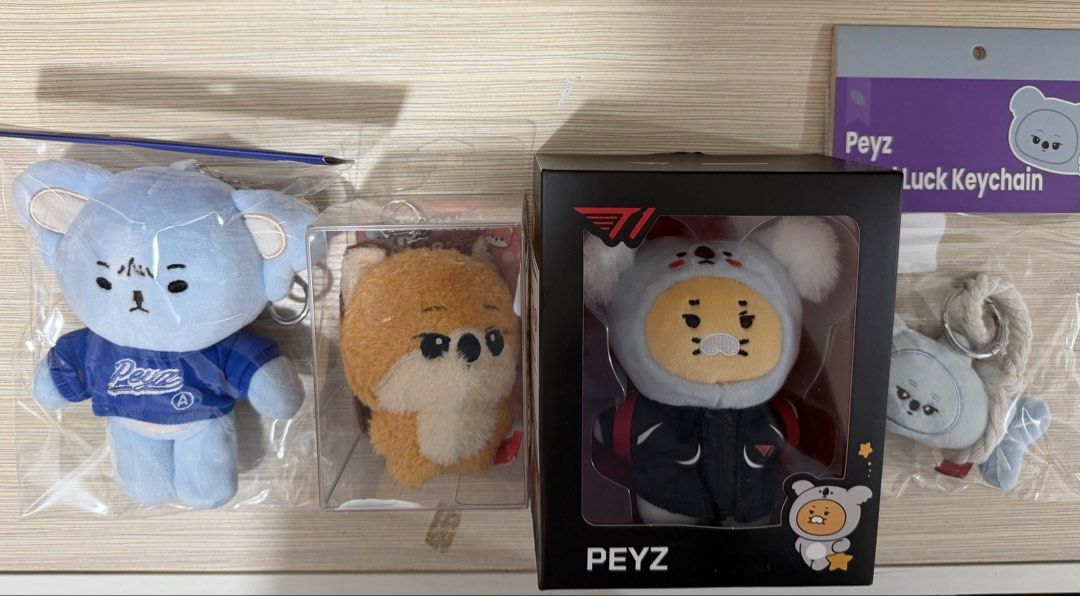 T1 PEYZ 公仔 （分類：韓流周邊）位於 Hong Kong。 由 baek.light56 提交（商品編號 1462778398，圖片 1）。簡介： T1 15cm plushie keychain 連小卡$200 T1 愚人節公仔連小卡$140 T1 kakao 公仔連小卡 *盒損$200 明太魚Good Luck Keychain$100 All @620 送圖3。