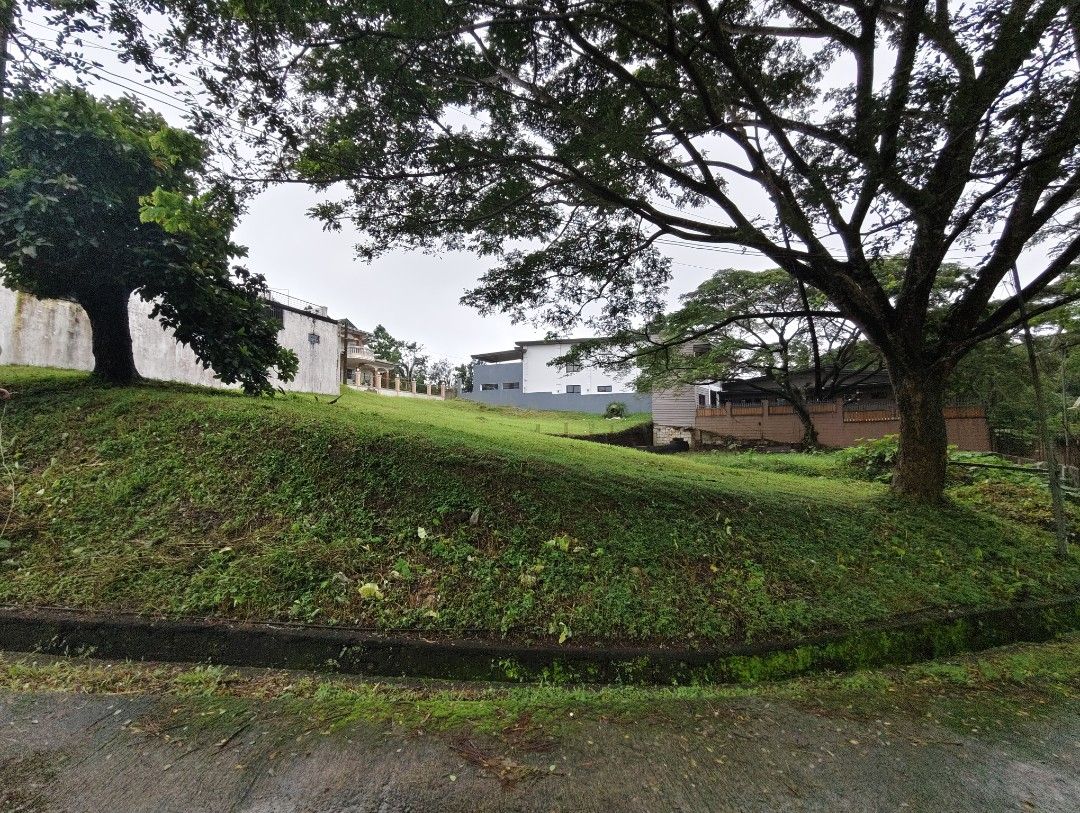 Tagaytay corner lot (Category: Lot) located in Quezon City. Submitted by jenniferpolicarpio (Listing ID 1462793217, Image 1). Description: RARE 223 SQM CORNER LOT | TAGAYTAY COUNTRY HOMES 1 A prime piece of Tagaytay real estate in a location that is increasingly difficult to replicate. 📍 Tagaytay Country Homes 1 • 223 SQM corner lot • Positioned right behind the iconic Our Lady of Lourdes Parish Church • Minutes from Ayala Malls Serin Tagaytay •