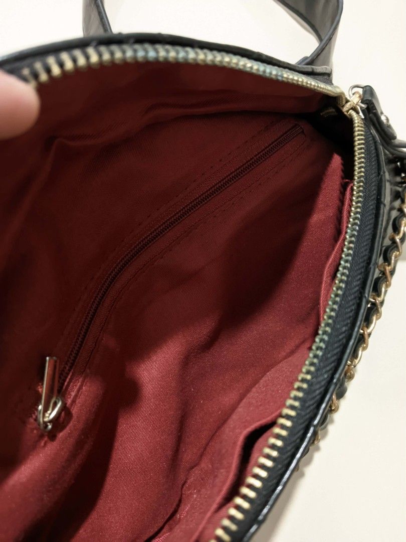 Take all for 399 (Category: Purses & Pouches) located in Koronadal. Submitted by maoruvintageph (Listing ID 1462813870, Image 3). Description: Price are negotiable for sure buyer.