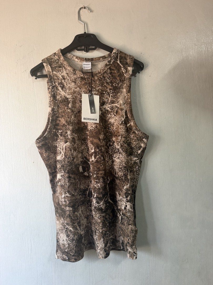 Tank printed (Category: Tshirts & Polo Shirts ) located in Taguig. Submitted by roxjl (Listing ID 1462709913, Image 1). Description: Bershka printed sando Size xl.