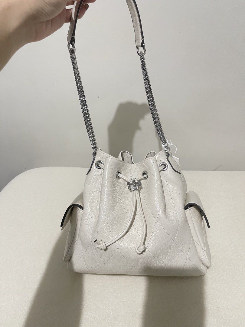 Tb charlie drawstring (Category: Shoulder Bags) located in Tarlac. Submitted by shop.trlc (Listing ID 1462774471, Image 2). Description: TORY B CHARLIE DRAWSTRING✨ Brandnew✨ ✅SEALED 💯Guaranteed 0 rig 🇵🇭PH Onhand Plus local SF 🚚 Lalamove ready Ready to ship! Pls like and follow for more original items 🌸 FB: Shop.Trlc Tiktok: shoptrlcbykath Carousell: kthrnAya.