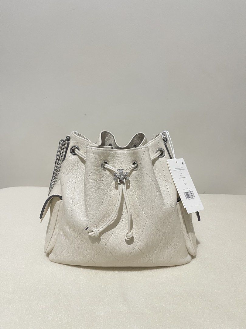 Tb charlie drawstring (Category: Shoulder Bags) located in Tarlac. Submitted by shop.trlc (Listing ID 1462774471, Image 1). Description: TORY B CHARLIE DRAWSTRING✨ Brandnew✨ ✅SEALED 💯Guaranteed 0 rig 🇵🇭PH Onhand Plus local SF 🚚 Lalamove ready Ready to ship! Pls like and follow for more original items 🌸 FB: Shop.Trlc Tiktok: shoptrlcbykath Carousell: kthrnAya.