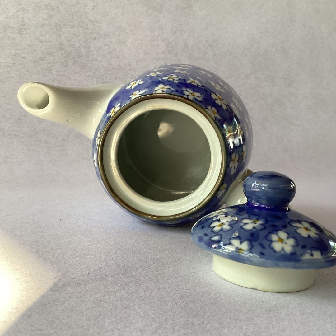 Teapot with Blue Daisy Pattern (Category: Pitchers & Dispensers) located in Davao. Submitted by eclectic1925 (Listing ID 1462867012, Image 2). Description: Php220 Teapot with Blue Daisy Pattern H: 4.5 inches Opening: 2.5 inches Capacity: 400 ml Please REVIEW PHOTOS We use 100% repurposed packaging materials SF starts at Php70 via Flash Express First to pay.