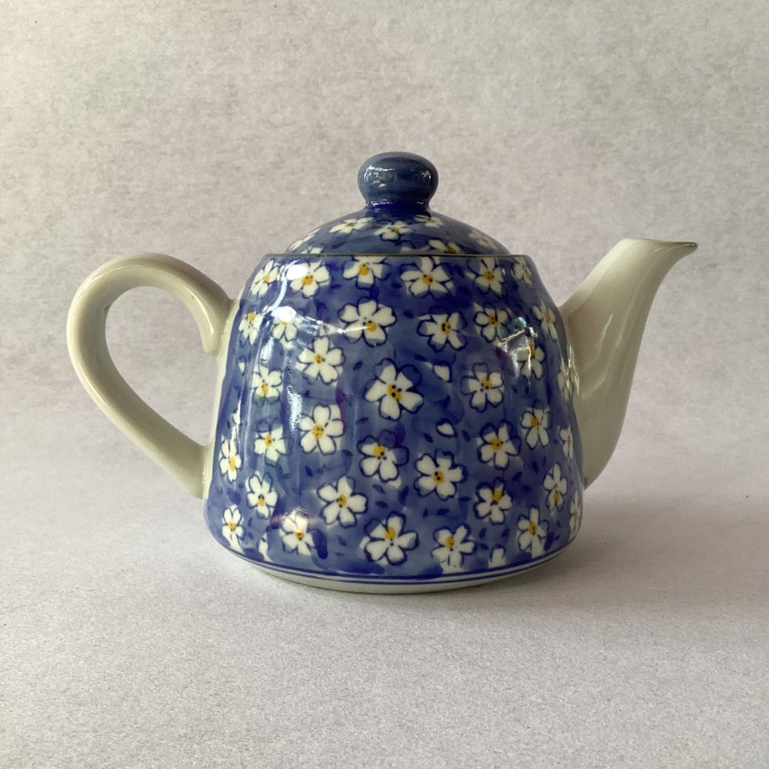 Teapot with Blue Daisy Pattern (Category: Pitchers & Dispensers) located in Davao. Submitted by eclectic1925 (Listing ID 1462867012, Image 3). Description: Php220 Teapot with Blue Daisy Pattern H: 4.5 inches Opening: 2.5 inches Capacity: 400 ml Please REVIEW PHOTOS We use 100% repurposed packaging materials SF starts at Php70 via Flash Express First to pay.