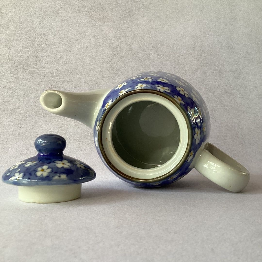 Teapot with Blue Daisy Pattern (Category: Pitchers & Dispensers) located in Davao. Submitted by atbpshop192593 (Listing ID 1462874484, Image 2). Description: Php220 Teapot with Blue Daisy Pattern H: 4.5 inches Opening: 2.5 inches Capacity: 400 ml Please REVIEW PHOTOS We use 100% repurposed packaging materials SF starts at Php70 via Flash Express First to pay.