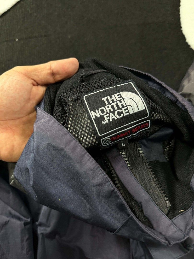The North Face (Category: Coats, Jackets and Outerwear) located in Valenzuela. Submitted by veriez_gems (Listing ID 1462718180, Image 3). Description: The North Face Good fittings Fave piece Authentic Length 27 Width 26 Issue non color rate 10/10 Dm me for more inquiry Mine 1200.