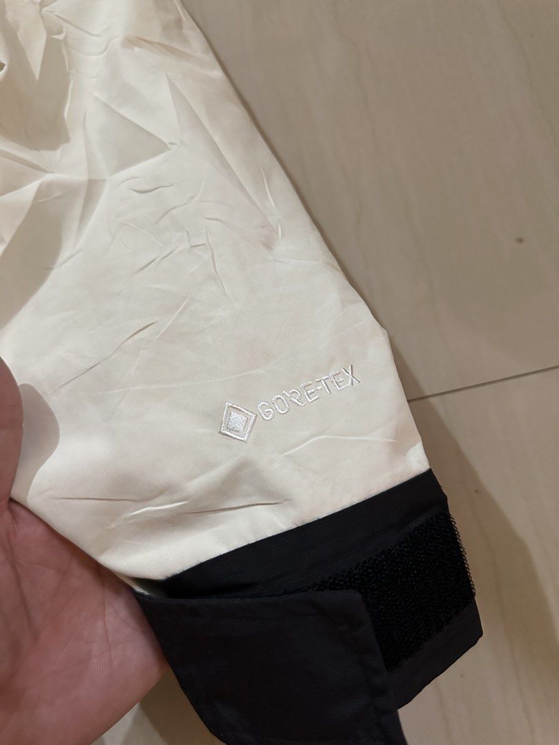 The North Face Goretex (Category: Coats, Jackets and Outerwear) located in Alitagtag. Submitted by bhthrift_30 (Listing ID 1462753548, Image 3). Description: The North Face Goretex Dimes:22.5/28 2500+sf Offwhite Color Issue sobra liit lang na dumi laba lang see last pic Dm📩.