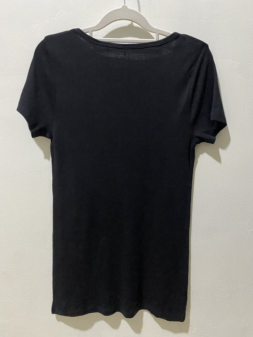 The rib black v-neck basic tee (Category: Shirts) located in Makati City. Submitted by indaysukaycloset (Listing ID 1462762899, Image 2). Description: 🖤 THE RIB Black V-Neck Basic Tee - Like New! Size: 8 (fits S-M) ✅ Details: - Brand: THE RIB - Designed for everyday - V-neck, short sleeve, ribbed fabric - Stretchy, comfy, breathable - pang daily - Color: Deep black, no fade - With size sticker pa - excellent condition - Basic essential - partner