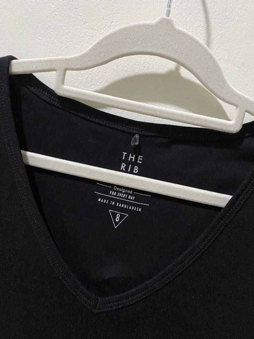 The rib black v-neck basic tee (Category: Shirts) located in Makati City. Submitted by indaysukaycloset (Listing ID 1462762899, Image 3). Description: 🖤 THE RIB Black V-Neck Basic Tee - Like New! Size: 8 (fits S-M) ✅ Details: - Brand: THE RIB - Designed for everyday - V-neck, short sleeve, ribbed fabric - Stretchy, comfy, breathable - pang daily - Color: Deep black, no fade - With size sticker pa - excellent condition - Basic essential - partner
