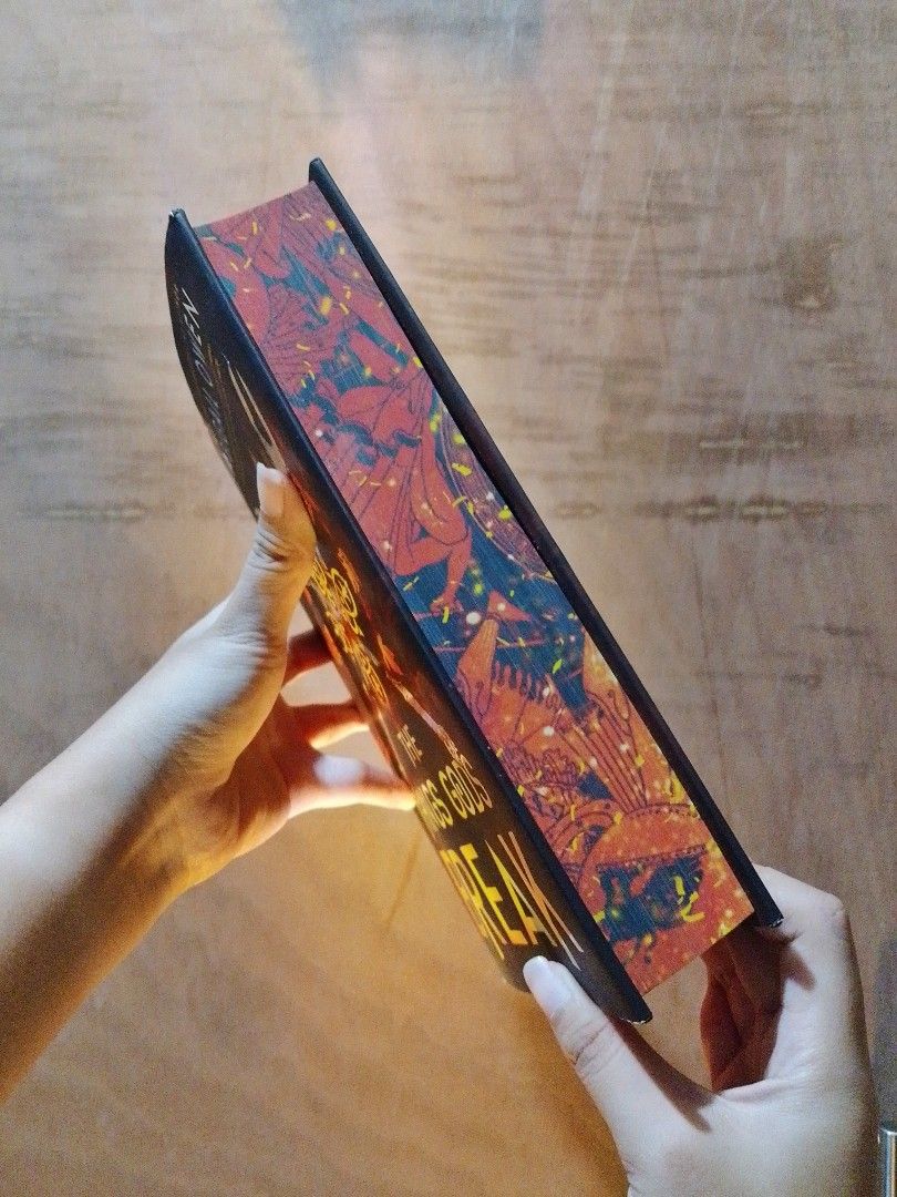 The Things Gods Break (Category: Storybooks) located in Batangas. Submitted by rielles_corner (Listing ID 1462691947, Image 2). Description: THE THINGS GODS BREAK 🏷₱820 ✨US Hardcover ✨Brand New Remaindered Copy ✨Deluxe Edition ✨w/ minimal scratch at the back of dust jacket REMINDERS: • Any flaws will be disclosed in the next picture. If no flaws are indicated, the book is in good condition. • For books labeled as "Brand New Remaindered Copy," pl