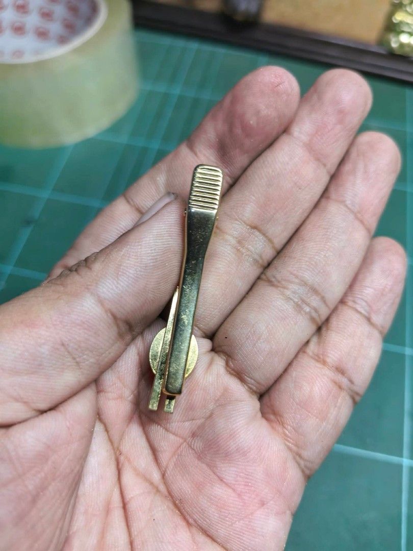 Tie Clip (Category: Ties) located in Cebu City. Submitted by dudes_villanueva (Listing ID 1462819339, Image 3). Description: Tie Clip - Goldtone Emerald Stone 📌 In excellent condition..