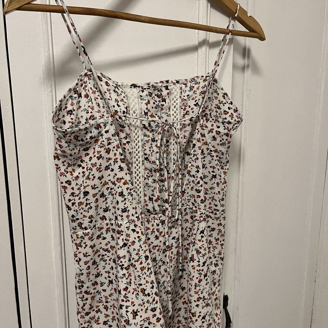 Topshop Floral Print Backless Strappy Romper (Category: Rompers) located in Las Pinas. Submitted by thevallerys (Listing ID 1462824243, Image 2). Description: - Super tiny flaw shown - Adorable white romper with a charming ditsy floral print. - Features a stylish button-front detail. - Delicate lace trim adds a feminine touch. - Adjustable tie at the back for a customized fit..