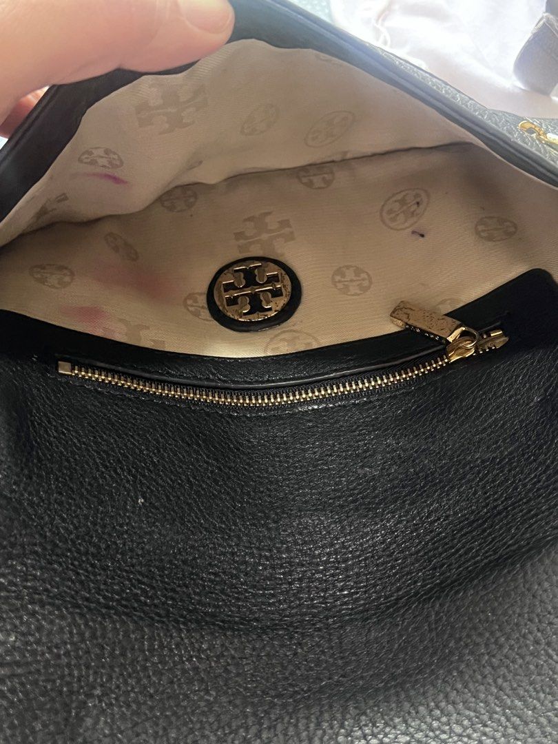 Tory Burch Amanda (Category: Luxury Bags & Wallets) located in Danao, Cebu. Submitted by myusedthingy (Listing ID 1462746626, Image 3). Description: Tory Burch Amanda Black Pebbled Leather Chain Clutch/Shoulder Bag/cross body bag/Removable strap Pre-loved Guaranteed Authentic from Japan Overall Exterior: Excellent pre-owned condition. The pebbled leather is clean, well-structured, and has no major flaws, rips, or tears. Strap & Hardware: Shows no