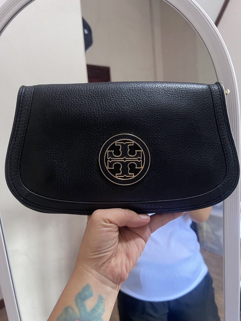 Tory Burch Amanda (Category: Luxury Bags & Wallets) located in Danao, Cebu. Submitted by myusedthingy (Listing ID 1462746626, Image 1). Description: Tory Burch Amanda Black Pebbled Leather Chain Clutch/Shoulder Bag/cross body bag/Removable strap Pre-loved Guaranteed Authentic from Japan Overall Exterior: Excellent pre-owned condition. The pebbled leather is clean, well-structured, and has no major flaws, rips, or tears. Strap & Hardware: Shows no