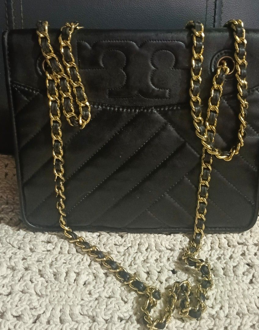 Tory Burch Black Leather Quilted Chain Shoulder Bag (Category: Luxury Bags & Wallets) located in Legazpi City. Submitted by georgepineda791 (Listing ID 1462691139, Image 1). Description: ✨ PRELOVED TORY BURCH SAVANNAH CROSSBODY BAG ✨ A chic and timeless Tory Burch Savannah Crossbody in classic black, featuring beautiful quilted leather and elegant gold-tone hardware. 🖤✨ 👜 DETAILS: • Black quilted leather • Gold-tone hardware • Adjustable leathe