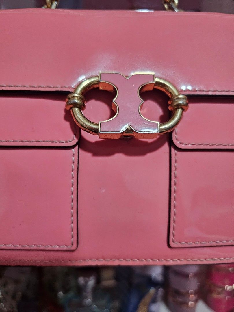 Tory Burch Gemini link patent pink leather (Category: Shoulder Bags) located in Angeles City. Submitted by kodachi10 (Listing ID 1462851873, Image 2). Description: rare! gemini link patent pink leather shoulder or sling bag minor signs of use only.