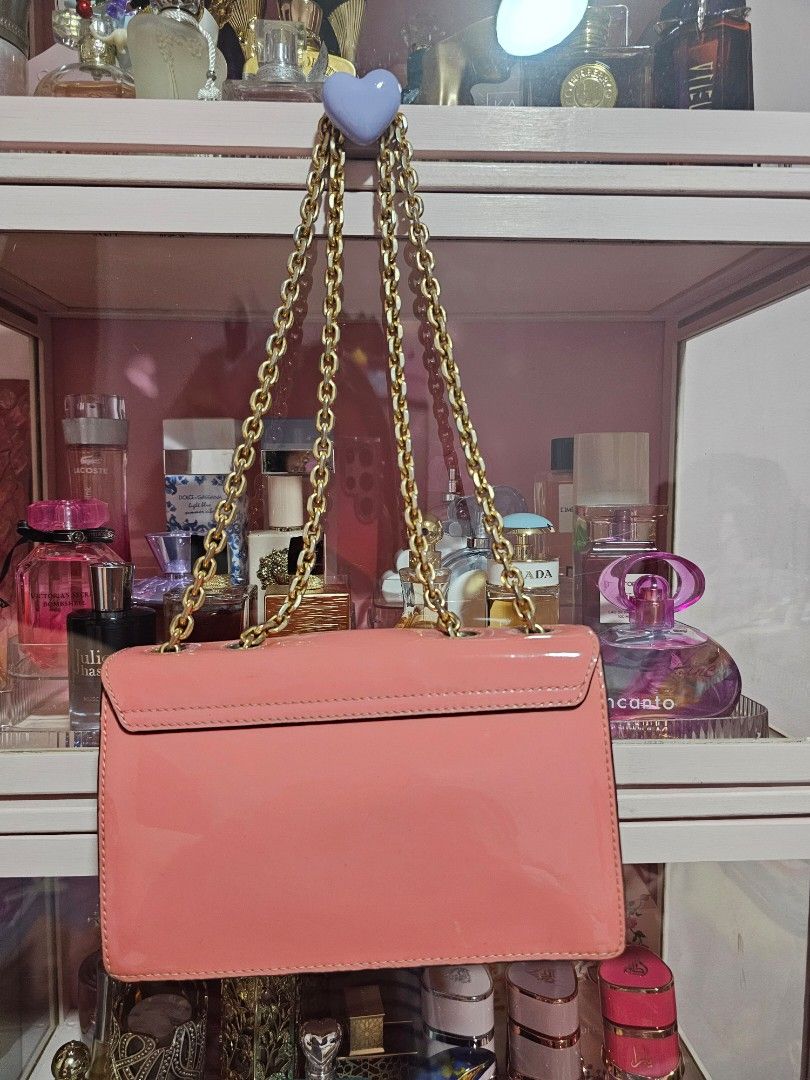 Tory Burch Gemini link patent pink leather (Category: Shoulder Bags) located in Angeles City. Submitted by kodachi10 (Listing ID 1462851873, Image 3). Description: rare! gemini link patent pink leather shoulder or sling bag minor signs of use only.