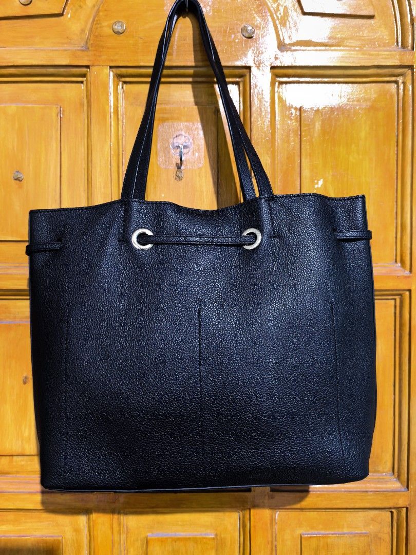 Tote bag (Category: Tote Bags) located in Manila. Submitted by khulet2008 (Listing ID 1462876431, Image 2). Description: F-u-r-L-a bucket tote bag Leather. Good as new. Spacious. No zip. With 2 open pockets inside..