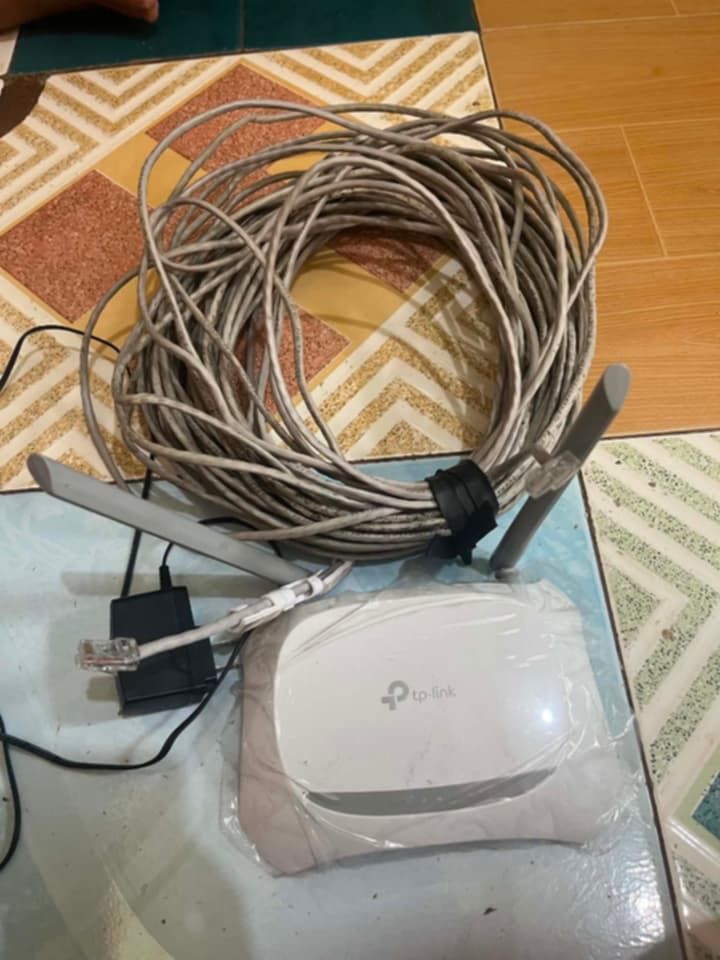 TP link router / 30 meters wire (Category: Other Accessories) located in Manila. Submitted by trustthrift2002 (Listing ID 1462844614, Image 1). Description: TP link router with 30 meters wire (as seen sa photo) months lang nagamit, no issue! rfs: nagpakabit na ng sariling wifi.