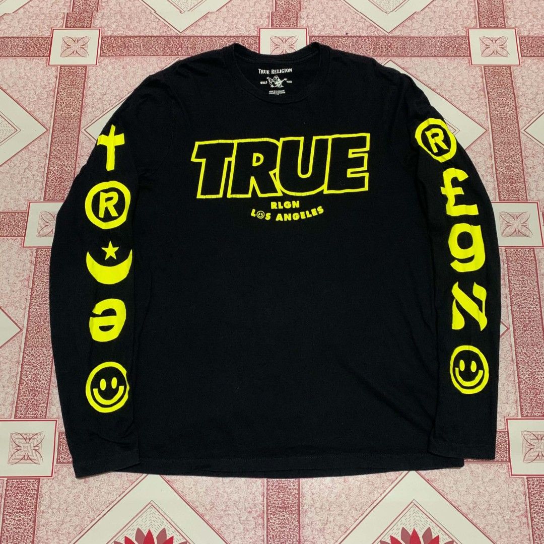 TRUE RELIGION (Category: Coats, Jackets and Outerwear) located in Sofronio Española. Submitted by diyad_thrift_things (Listing ID 1462750595, Image 2). Description: TRUE RELIGION Good condition Size medium Hairlines/crack Solid ’to Mine 350 Disclaimer: I am not affiliated with any of the brands mentioned. The products I sell are thrifted, pre-owned items that were originally made by those brands. All trademarks, logos, and copyrights belong to th