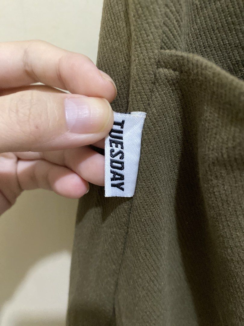 TUESDAY Olive Green Sweatpants Joggers (Category: Joggers) located in Pasig City. Submitted by alaineeeee (Listing ID 1462772397, Image 2). Description: - Olive green sweatpants from TUESDAY - Elastic waistband with drawstring - Two side pockets - Relaxed fit for ultimate comfort - Perfect for lounging or casual outings - Versatile and easy to style.