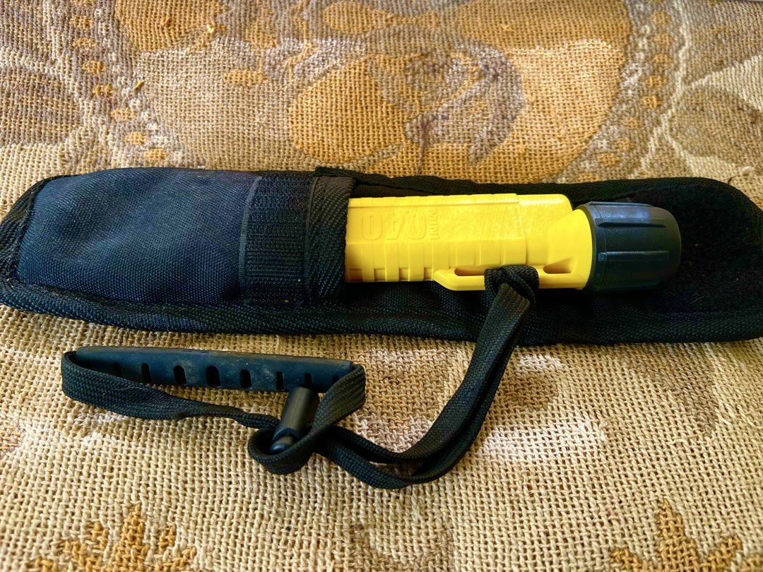 UK Mini 040 Yellow Underwater Dive Light with Pouch (Category: Travel Essentials & Accessories) located in Muntinlupa City. Submitted by arisofcalico (Listing ID 1462686882, Image 3). Description: *Mini-Q40 Underwater Divelight Proudly Made in the USA by Underwater Kinetics (UK) Brand new, never been used Color: Bright Yellow Compact & lightweight Uses 4 AA size Alkaline or NiMh batteries Complete with carry case (with belt loop) and hand strap R